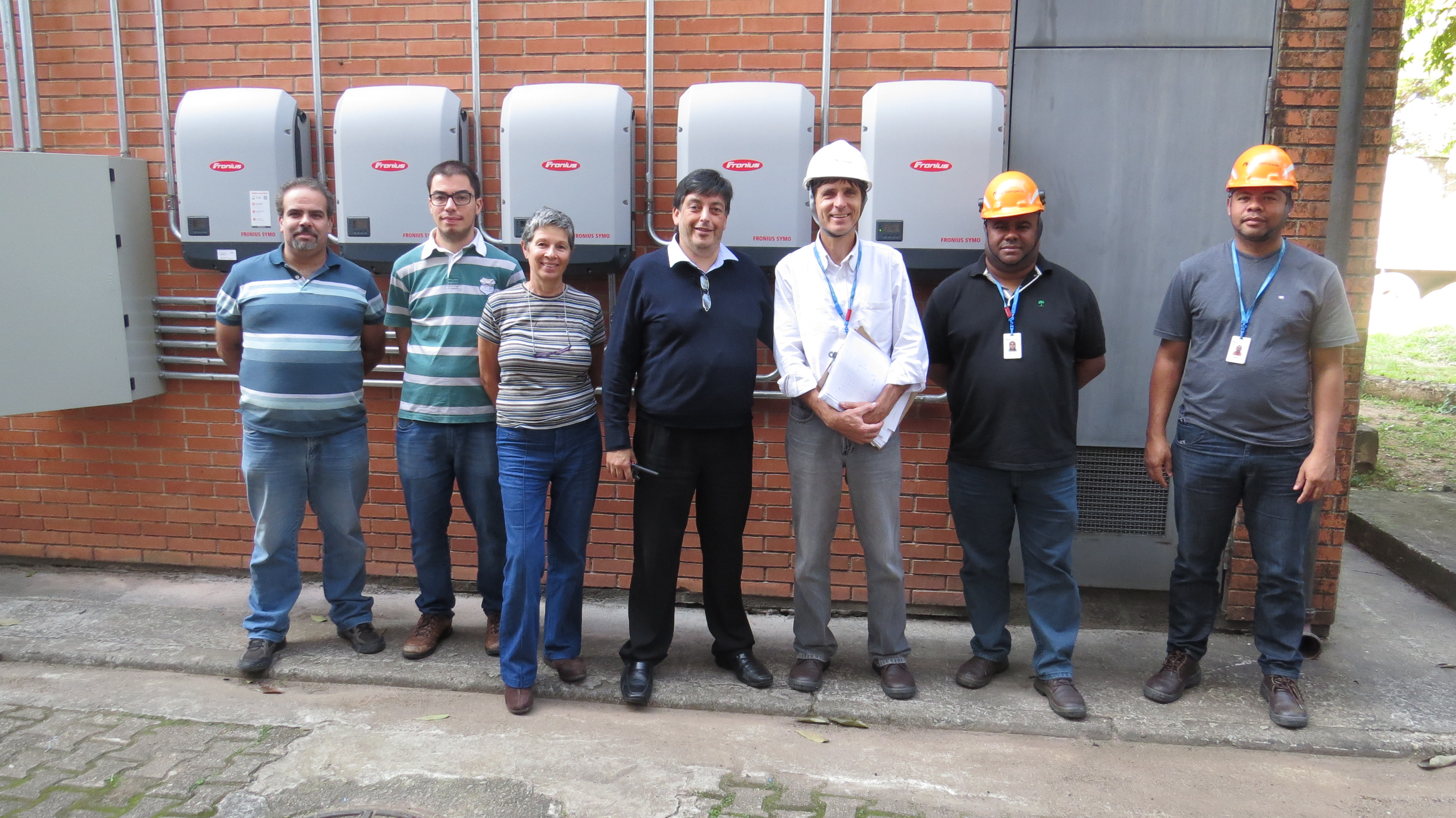 Foto: (da esquerda para a diretira) Daniel Ortiz, Gabriel Braga, ambos da reitoria do IFSP, professora do campus Patrícia Abdala, diretor do Campus São Paulo, Luís Cláudio de Matos Lima Júnior, ex-aluno do campus Helio Vicentini e funcionários da Eletropaulo durante instalação de usina fotovoltaica no Campus São Paulo.  Crédito da foto: Coord. Audiovivisual do Campus São Paulo. Foto: (da esquerda para a diretira) Daniel Ortiz, Gabriel Braga, ambos da reitoria do IFSP, professora do campus Patrícia Abdala, diretor do Campus São Paulo, Luís Cláudio de Matos Lima Júnior, ex-aluno do campus Helio Vicentini e funcionários da Eletropaulo durante instalação de usina fotovoltaica no Campus São Paulo. Crédito da foto: Coord. Audiovivisual do Campus São Paulo.